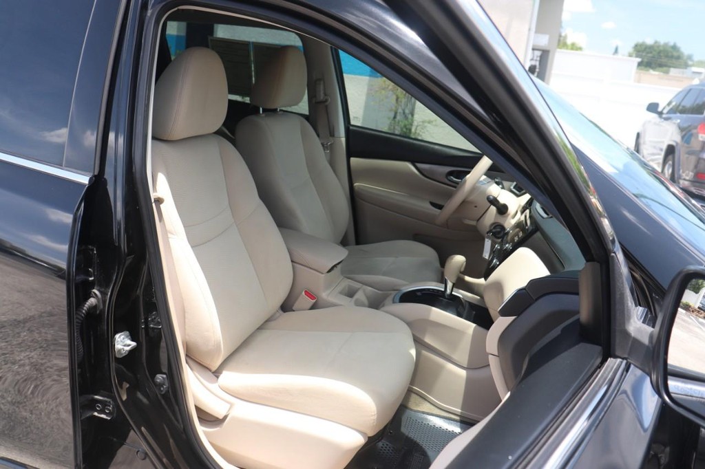 Nissan Rogue Vehicle Full-screen Gallery Image 23
