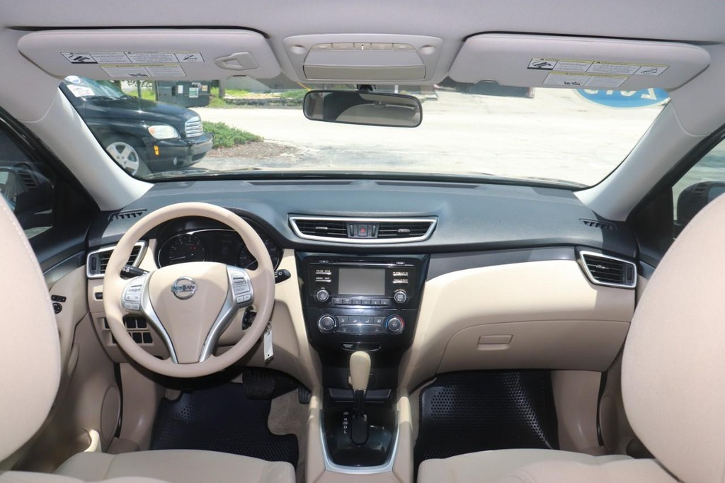 Nissan Rogue Vehicle Full-screen Gallery Image 25