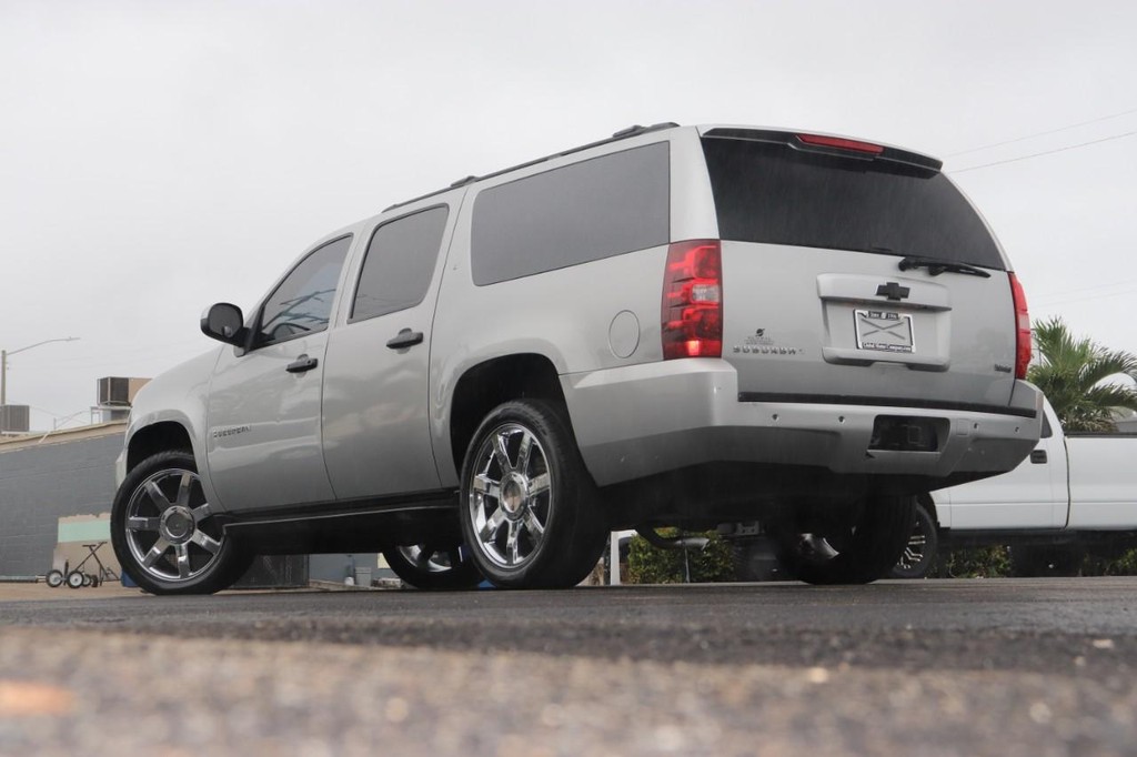 Chevrolet Suburban Vehicle Full-screen Gallery Image 28