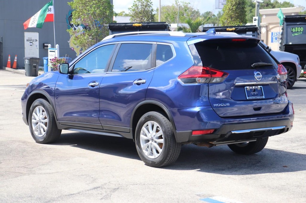 Nissan Rogue Vehicle Full-screen Gallery Image 04