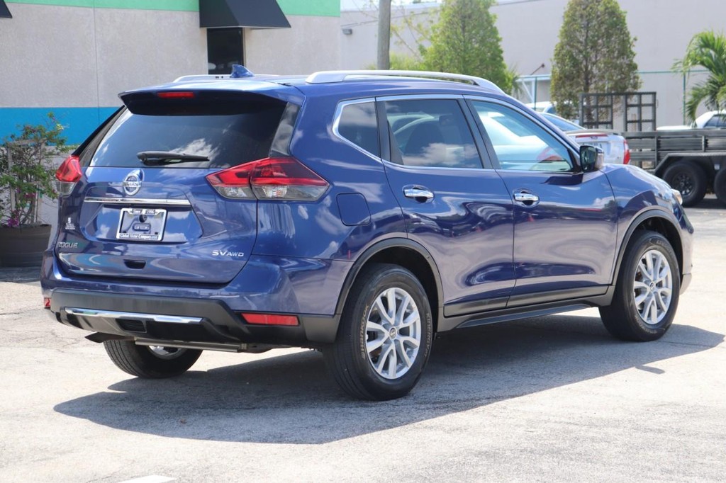Nissan Rogue Vehicle Full-screen Gallery Image 07