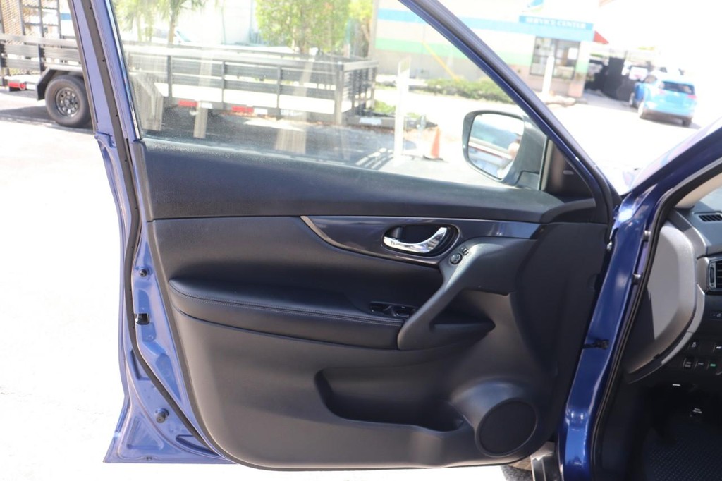 Nissan Rogue Vehicle Full-screen Gallery Image 10