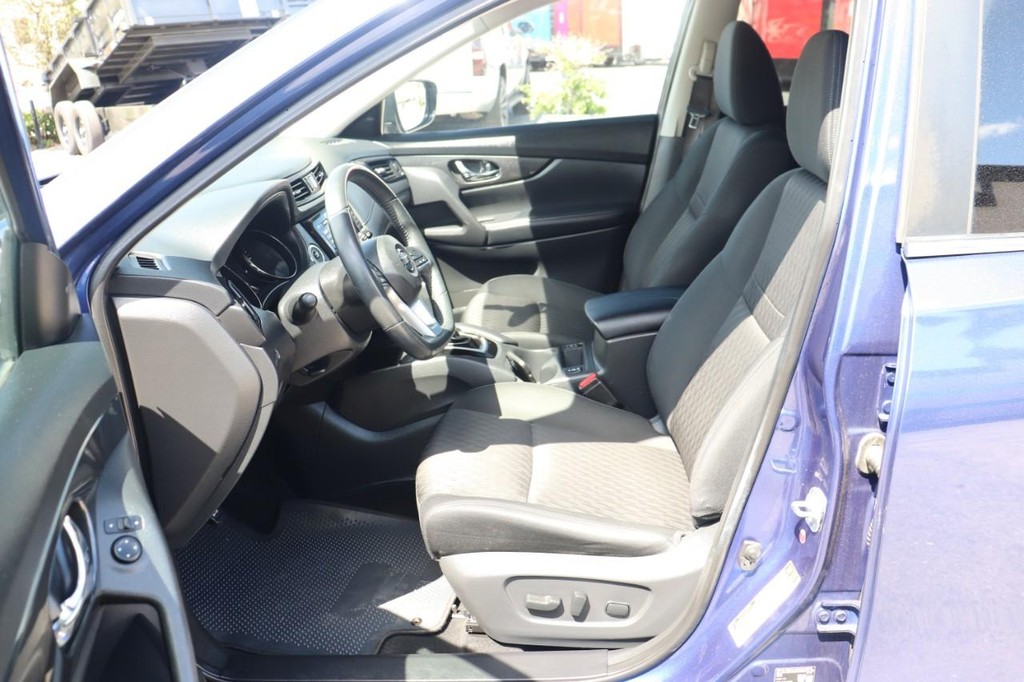 Nissan Rogue Vehicle Full-screen Gallery Image 11