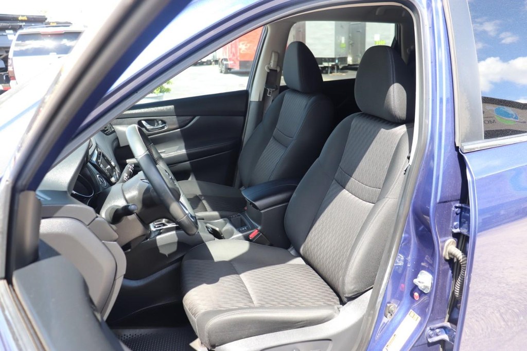 Nissan Rogue Vehicle Full-screen Gallery Image 12