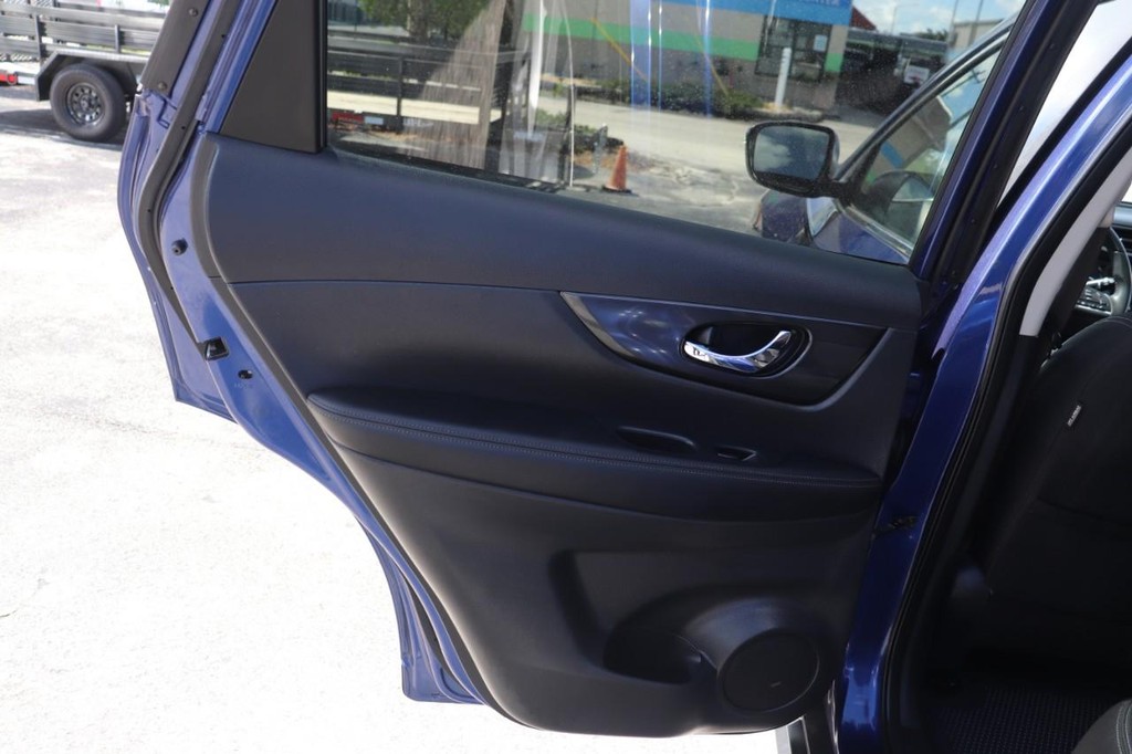 Nissan Rogue Vehicle Full-screen Gallery Image 13