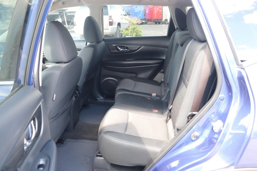 Nissan Rogue Vehicle Full-screen Gallery Image 14