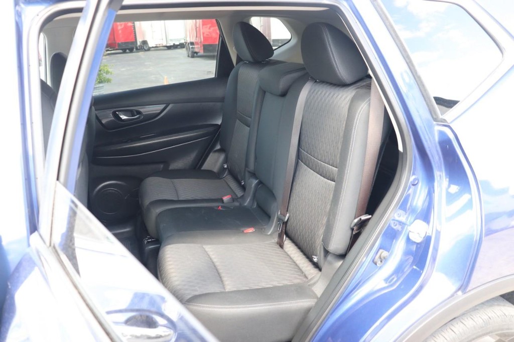 Nissan Rogue Vehicle Full-screen Gallery Image 15