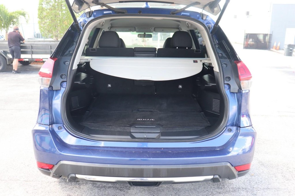 Nissan Rogue Vehicle Full-screen Gallery Image 16
