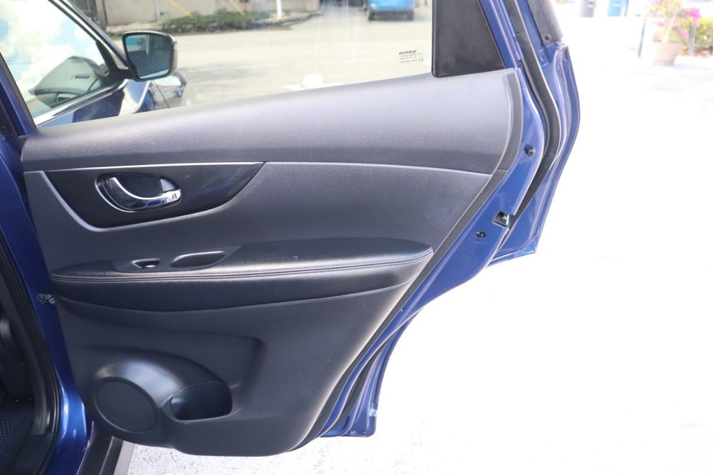 Nissan Rogue Vehicle Full-screen Gallery Image 17