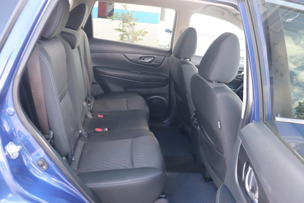 Nissan Rogue Vehicle Full-screen Gallery Image 18