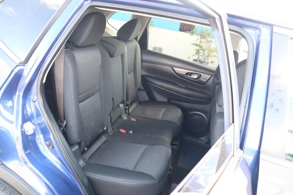 Nissan Rogue Vehicle Full-screen Gallery Image 19