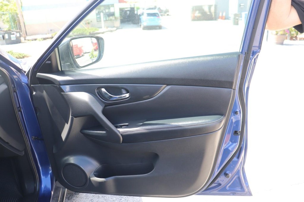 Nissan Rogue Vehicle Full-screen Gallery Image 20