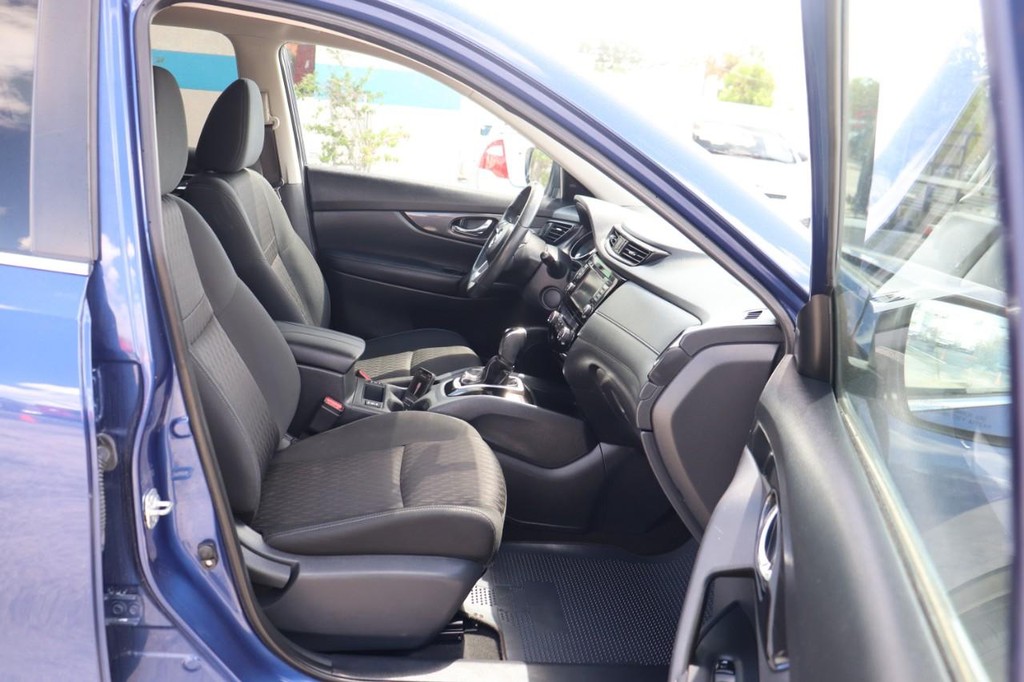 Nissan Rogue Vehicle Full-screen Gallery Image 21