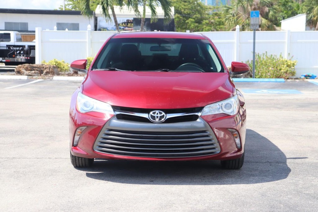 Toyota Camry Vehicle Full-screen Gallery Image 02