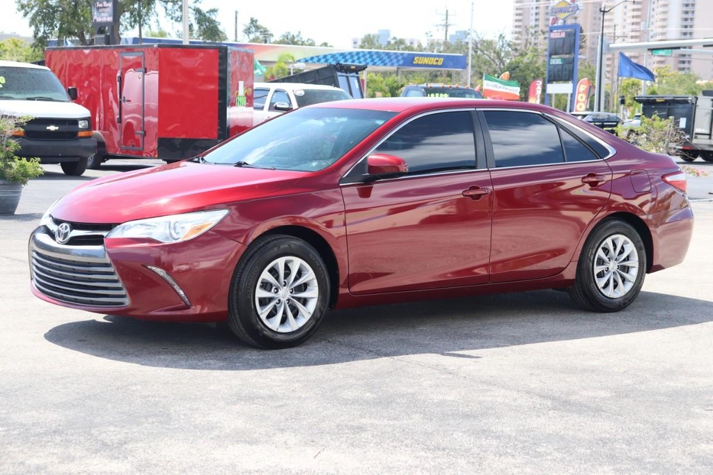 Toyota Camry Vehicle Full-screen Gallery Image 03