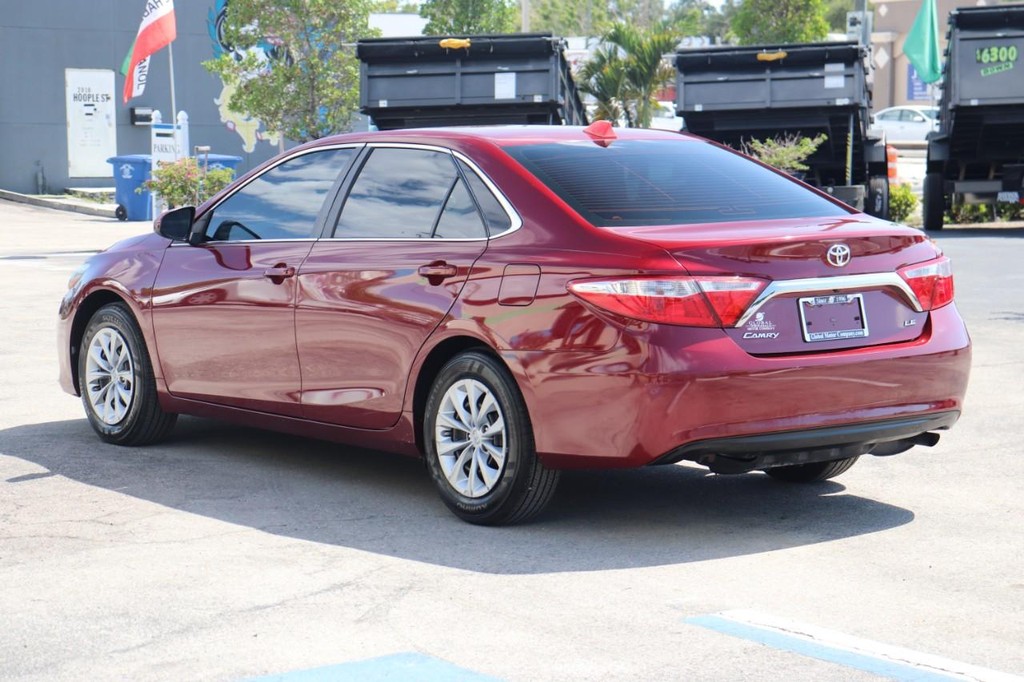 Toyota Camry Vehicle Full-screen Gallery Image 06