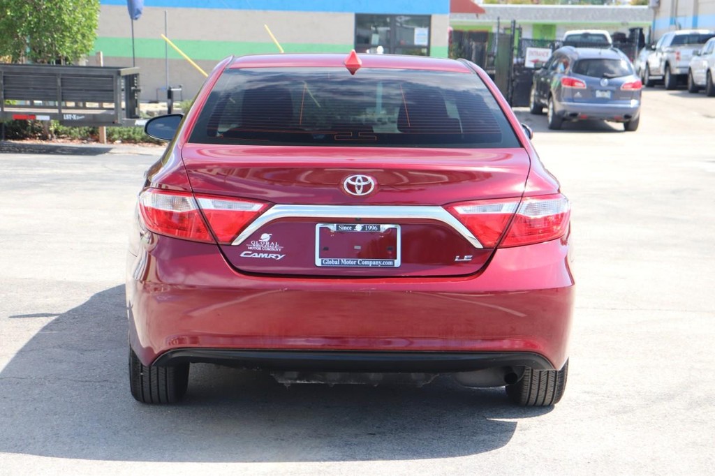 Toyota Camry Vehicle Full-screen Gallery Image 07