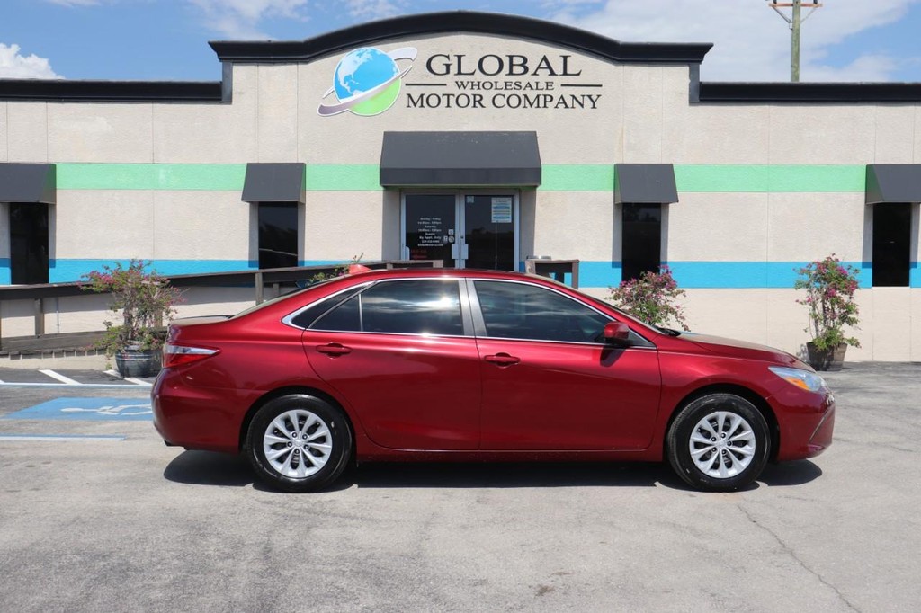 Toyota Camry Vehicle Full-screen Gallery Image 09