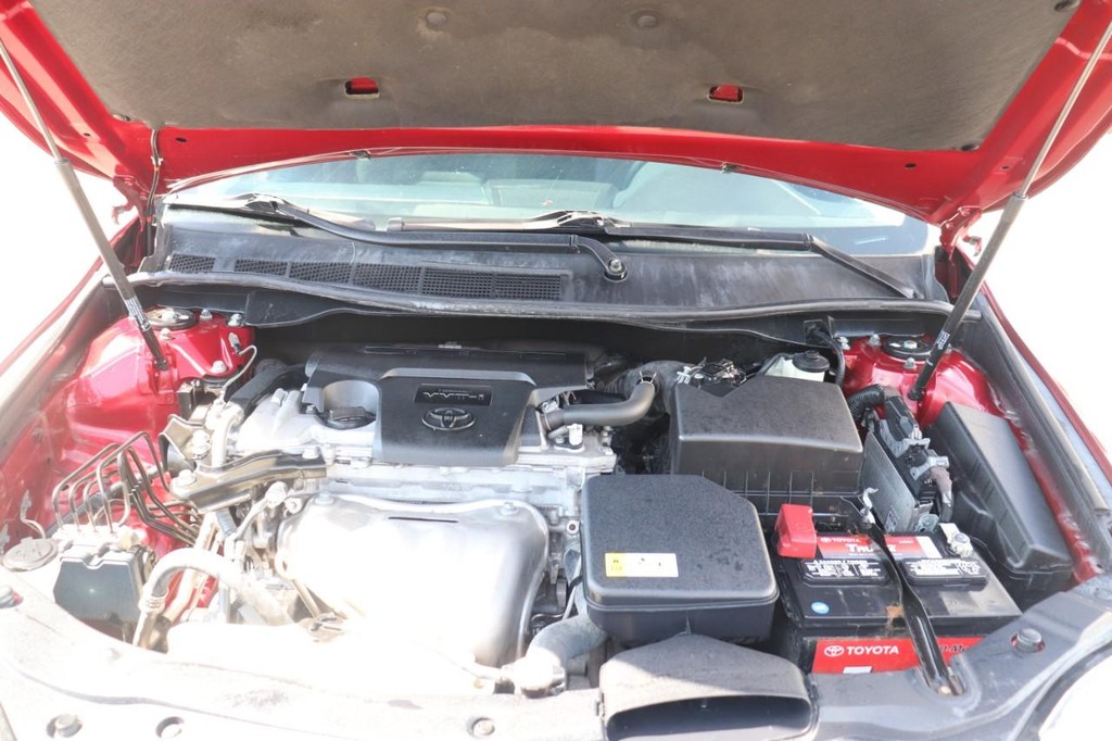 Toyota Camry Vehicle Full-screen Gallery Image 10