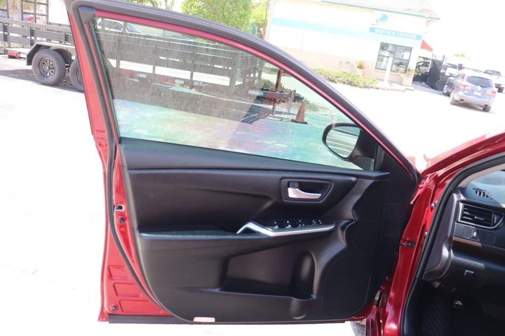 Toyota Camry Vehicle Full-screen Gallery Image 11