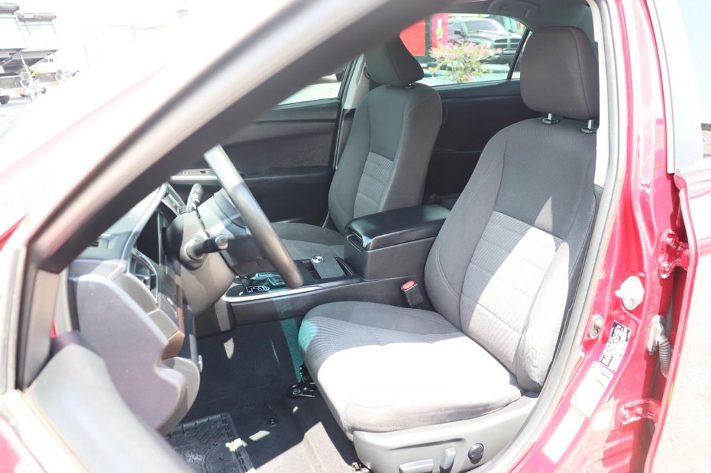 Toyota Camry Vehicle Full-screen Gallery Image 13
