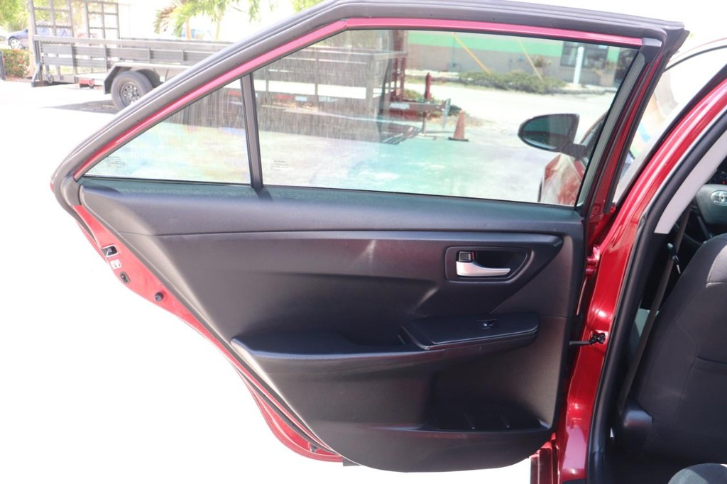 Toyota Camry Vehicle Full-screen Gallery Image 14