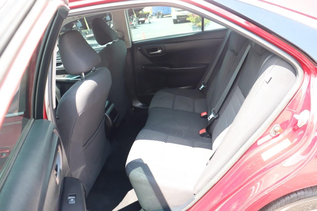 Toyota Camry Vehicle Full-screen Gallery Image 15