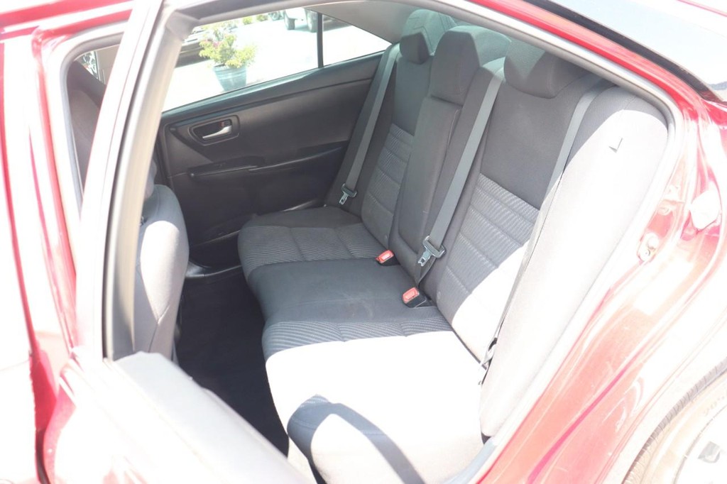 Toyota Camry Vehicle Full-screen Gallery Image 16