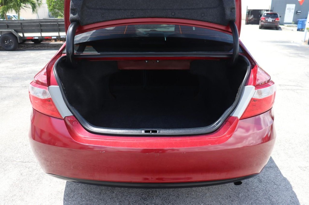 Toyota Camry Vehicle Full-screen Gallery Image 17