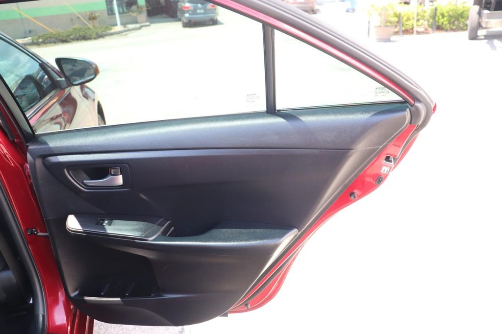Toyota Camry Vehicle Full-screen Gallery Image 18