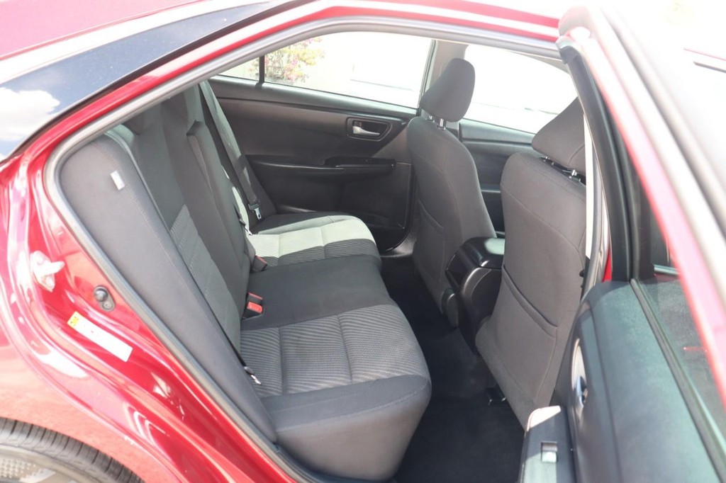 Toyota Camry Vehicle Full-screen Gallery Image 19