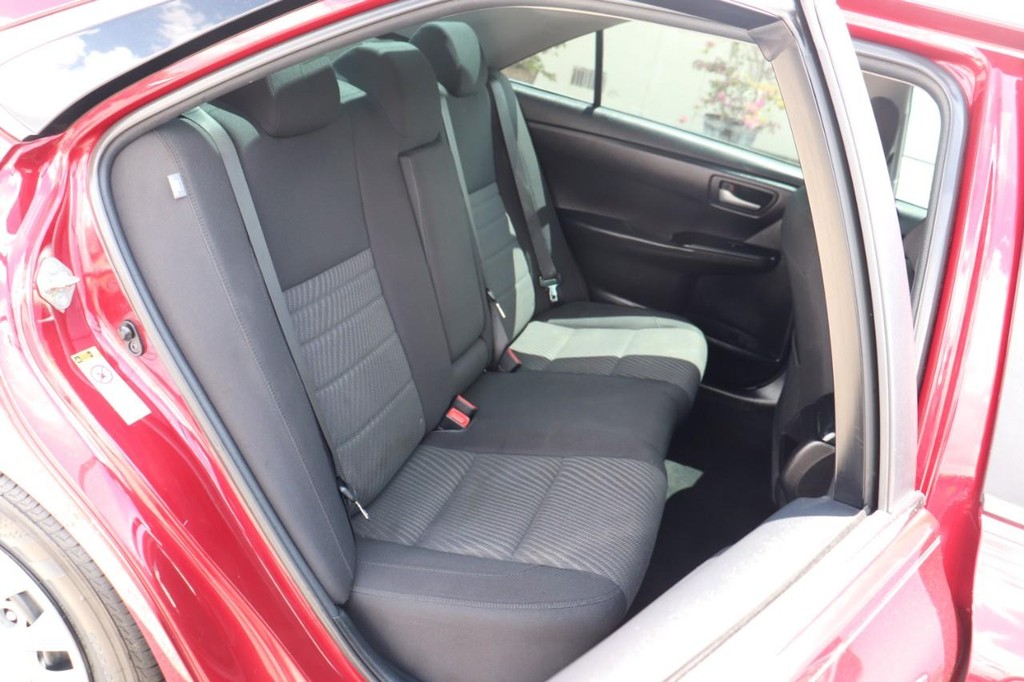 Toyota Camry Vehicle Full-screen Gallery Image 20