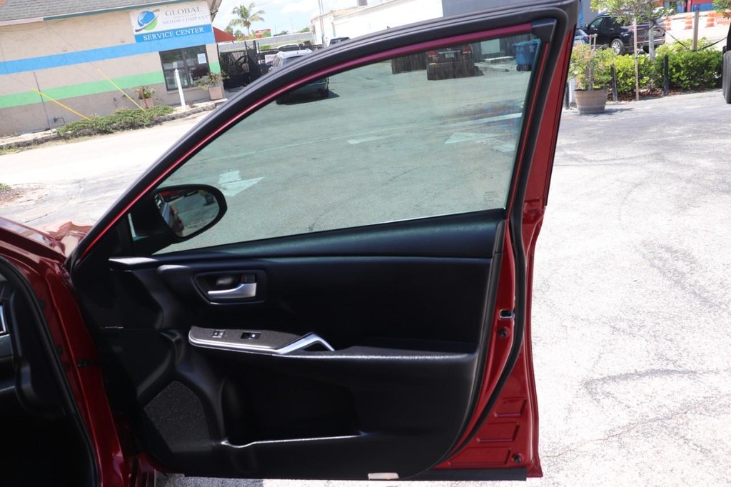 Toyota Camry Vehicle Full-screen Gallery Image 21