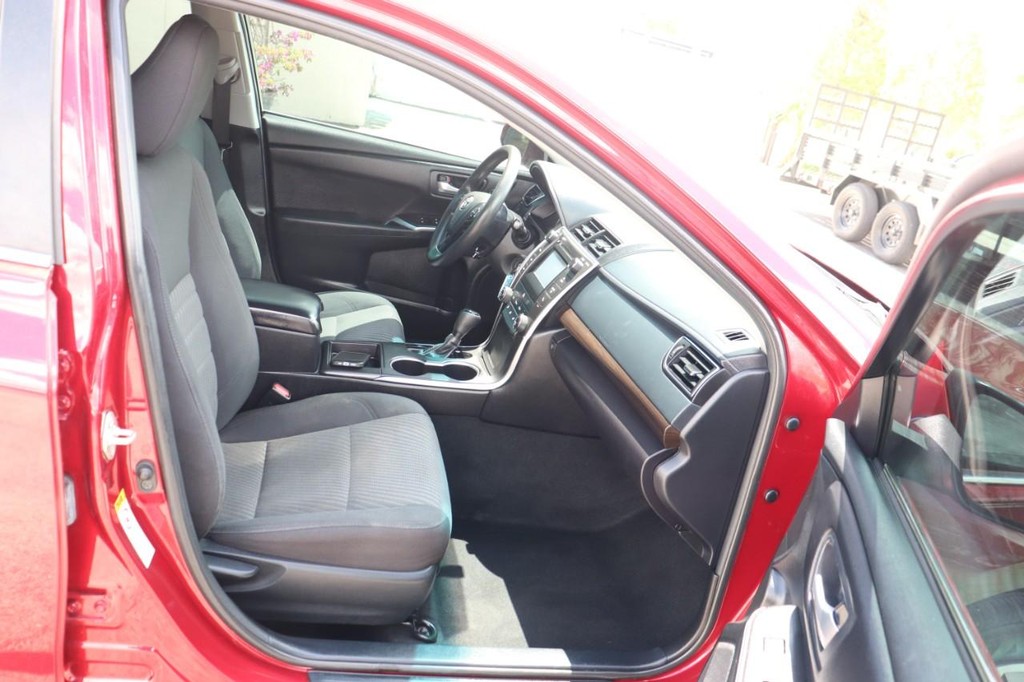 Toyota Camry Vehicle Full-screen Gallery Image 22