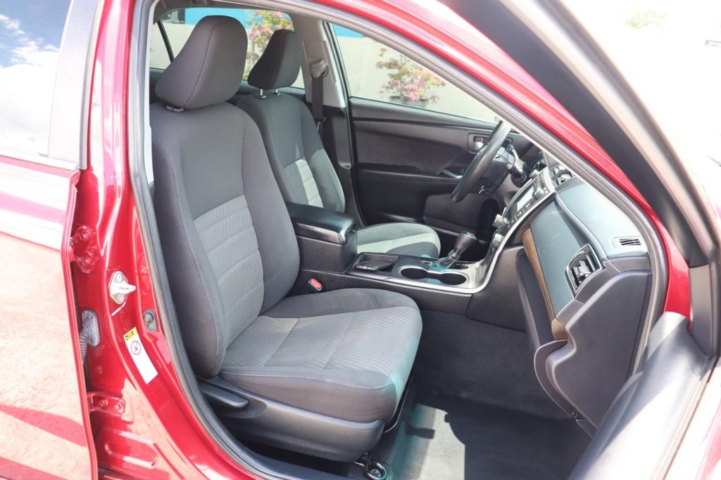 Toyota Camry Vehicle Full-screen Gallery Image 23