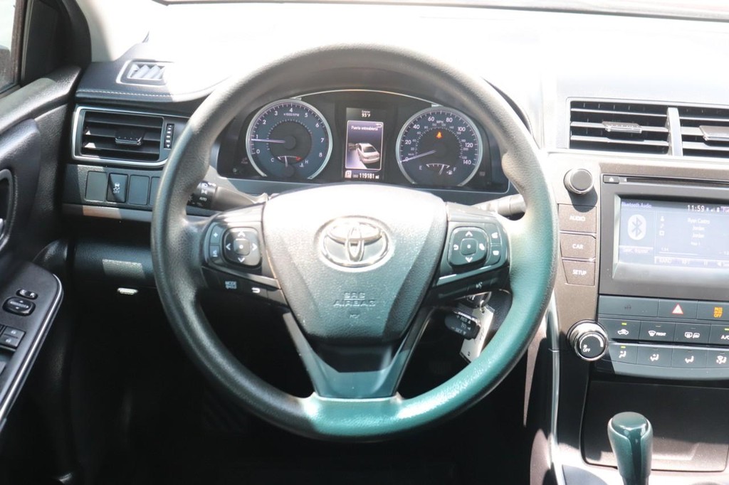 Toyota Camry Vehicle Full-screen Gallery Image 24