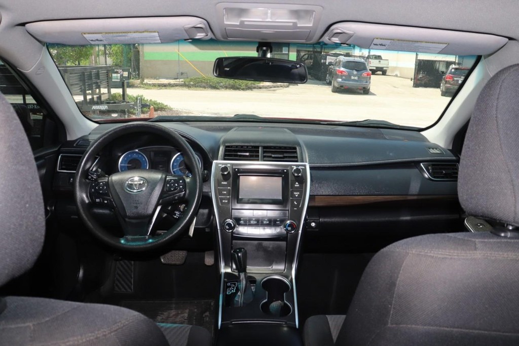 Toyota Camry Vehicle Full-screen Gallery Image 25