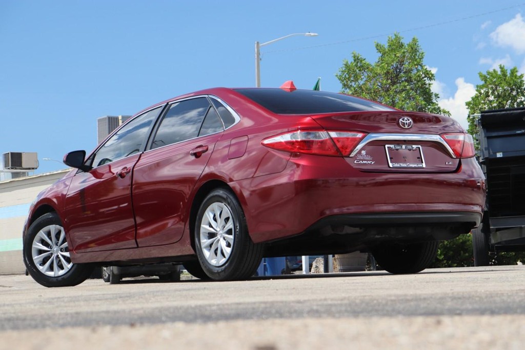 Toyota Camry Vehicle Full-screen Gallery Image 27