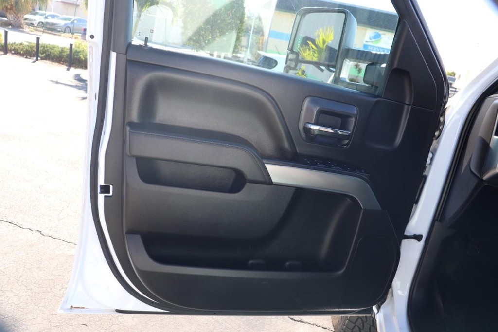 Chevrolet Silverado 3500HD Vehicle Full-screen Gallery Image 11