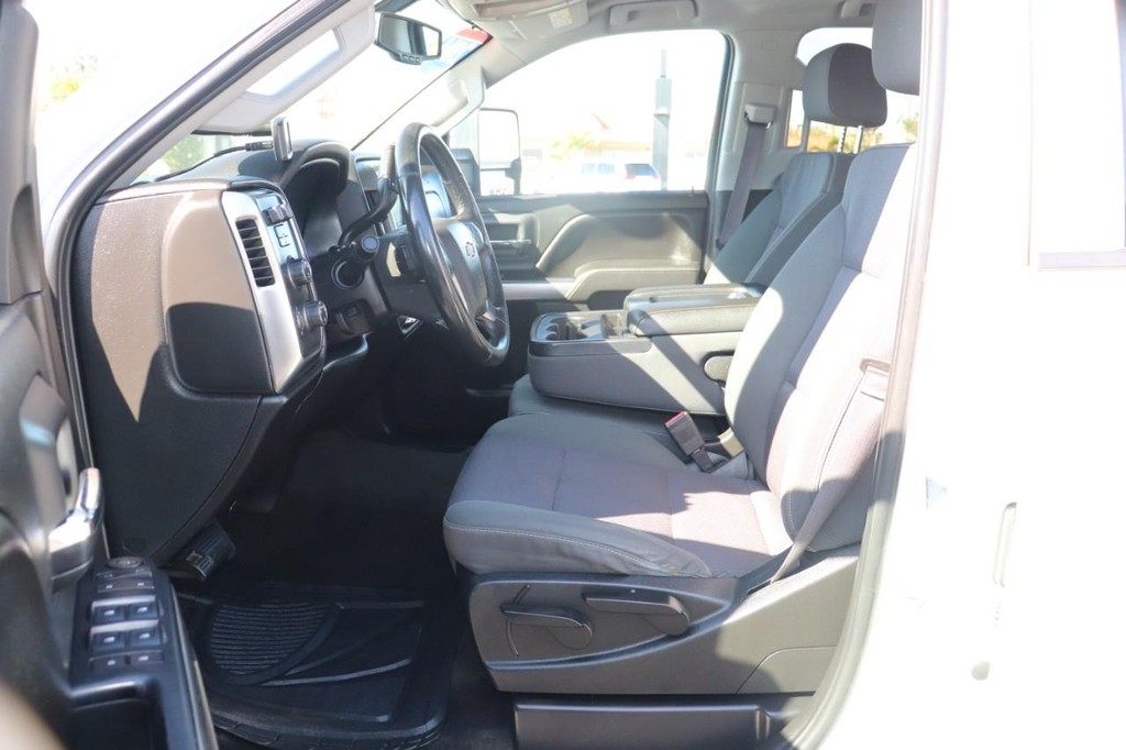Chevrolet Silverado 3500HD Vehicle Full-screen Gallery Image 12