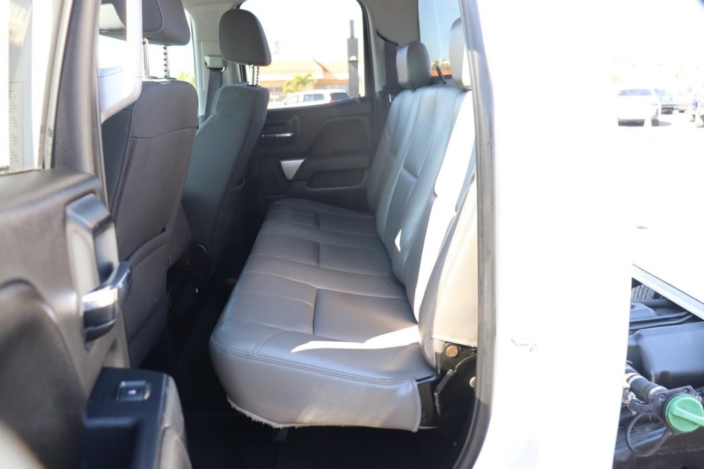 Chevrolet Silverado 3500HD Vehicle Full-screen Gallery Image 15