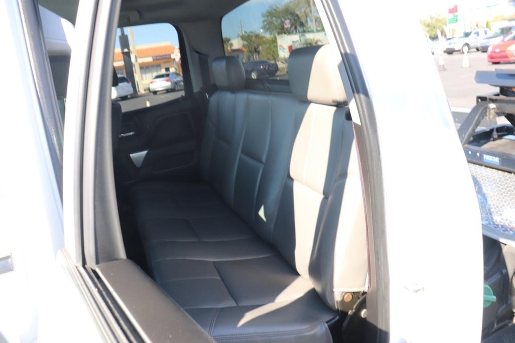 Chevrolet Silverado 3500HD Vehicle Full-screen Gallery Image 16