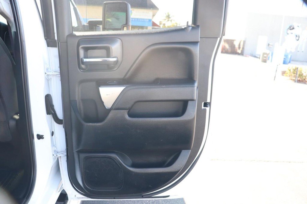 Chevrolet Silverado 3500HD Vehicle Full-screen Gallery Image 17