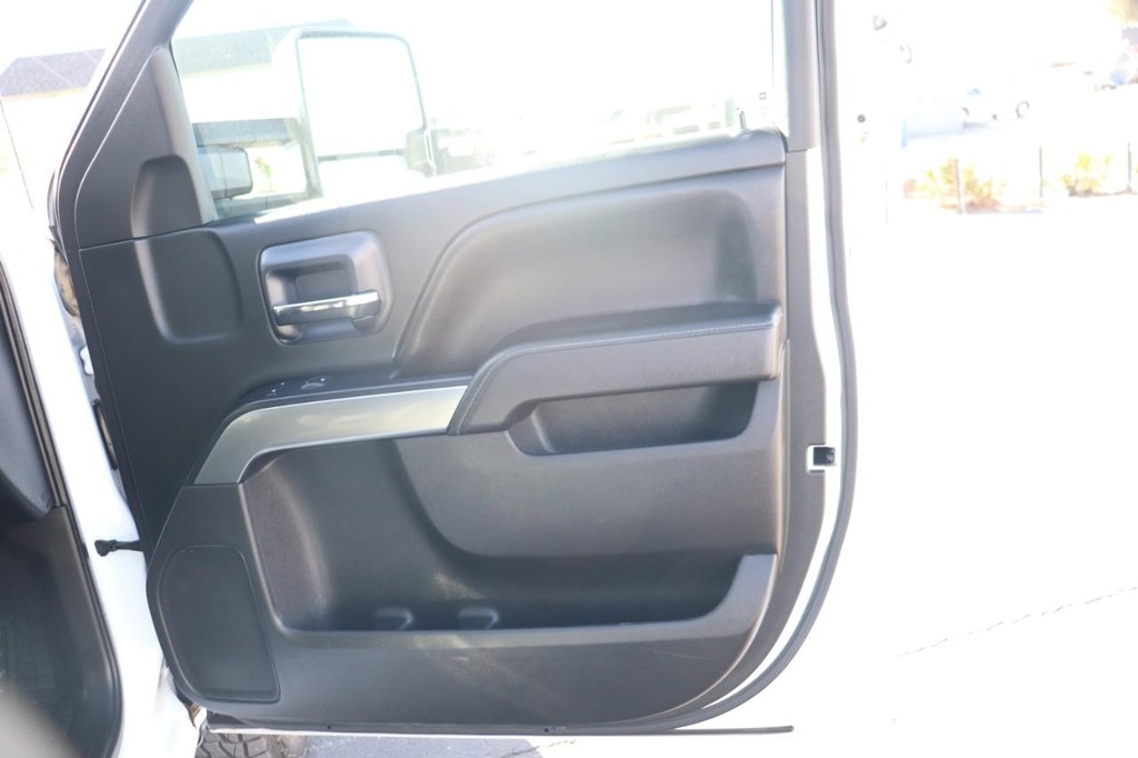 Chevrolet Silverado 3500HD Vehicle Full-screen Gallery Image 20