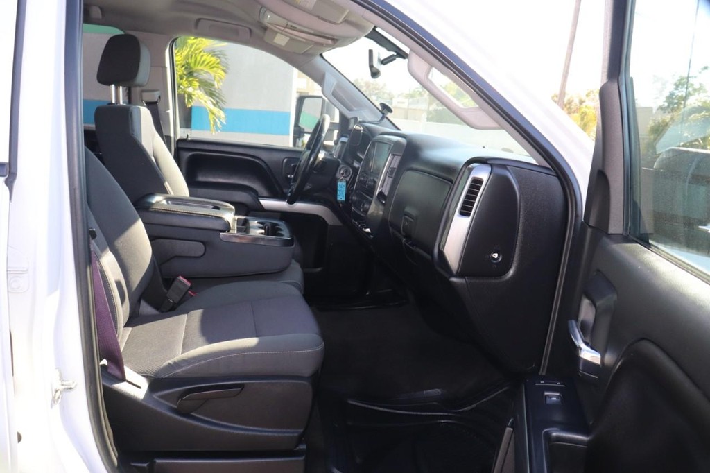 Chevrolet Silverado 3500HD Vehicle Full-screen Gallery Image 21