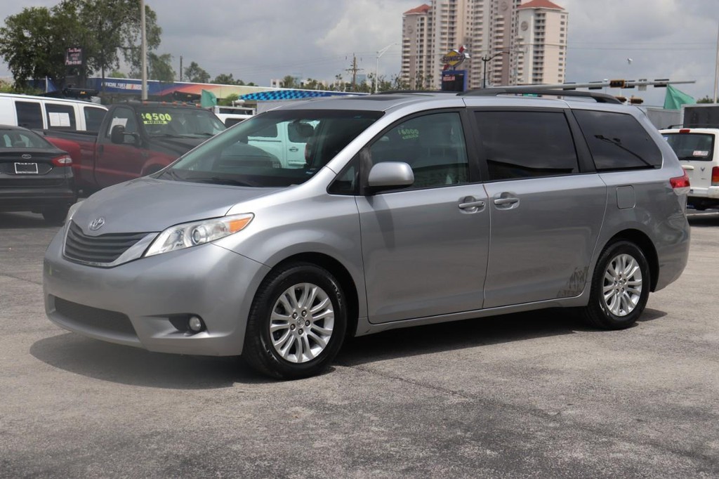 Toyota Sienna Vehicle Full-screen Gallery Image 03