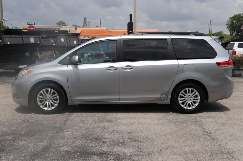 Toyota Sienna Vehicle Full-screen Gallery Image 04