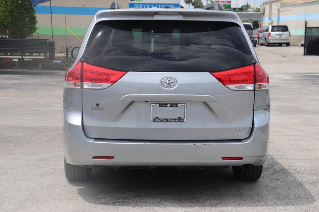 Toyota Sienna Vehicle Full-screen Gallery Image 07