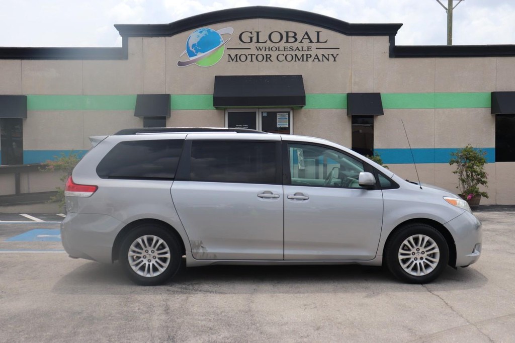 Toyota Sienna Vehicle Full-screen Gallery Image 09
