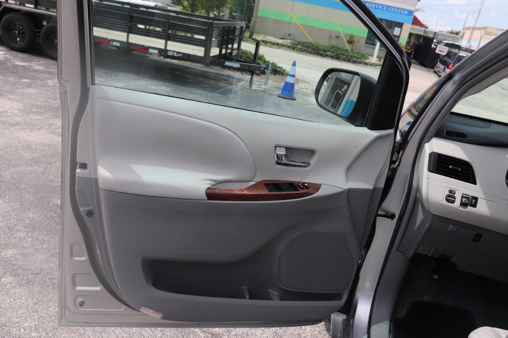 Toyota Sienna Vehicle Full-screen Gallery Image 11